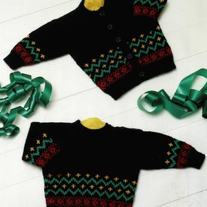 Puede incluir: Dos jerséis de punto negro con un patrón geométrico colorido. Los jerséis tienen mangas largas y cuello redondo.