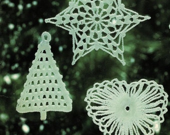 かぎ針編みレースのクリスマスエンジェルと雪の結晶と様々な装飾