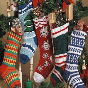 Peut inclure: Cinq chaussettes de Noël en crochet accrochées à une cheminée en bois. Les chaussettes sont décorées de motifs différents, notamment des flocons de neige, des rayures et un sapin de Noël. Les chaussettes sont remplies de cadeaux et de cannes en sucre.