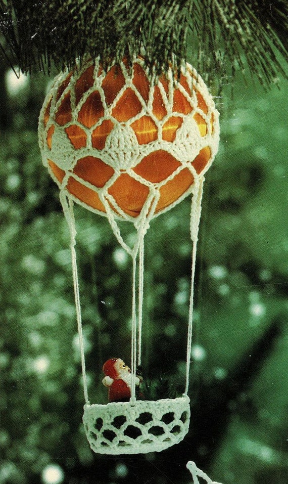 かぎ針編みレースのクリスマスエンジェルと雪の結晶と様々な装飾