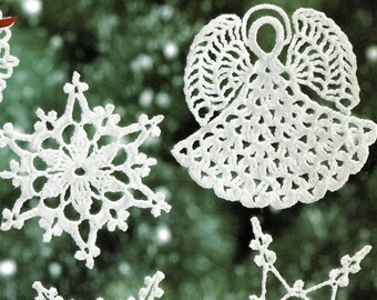 かぎ針編みレースのクリスマスエンジェルと雪の結晶と様々な装飾