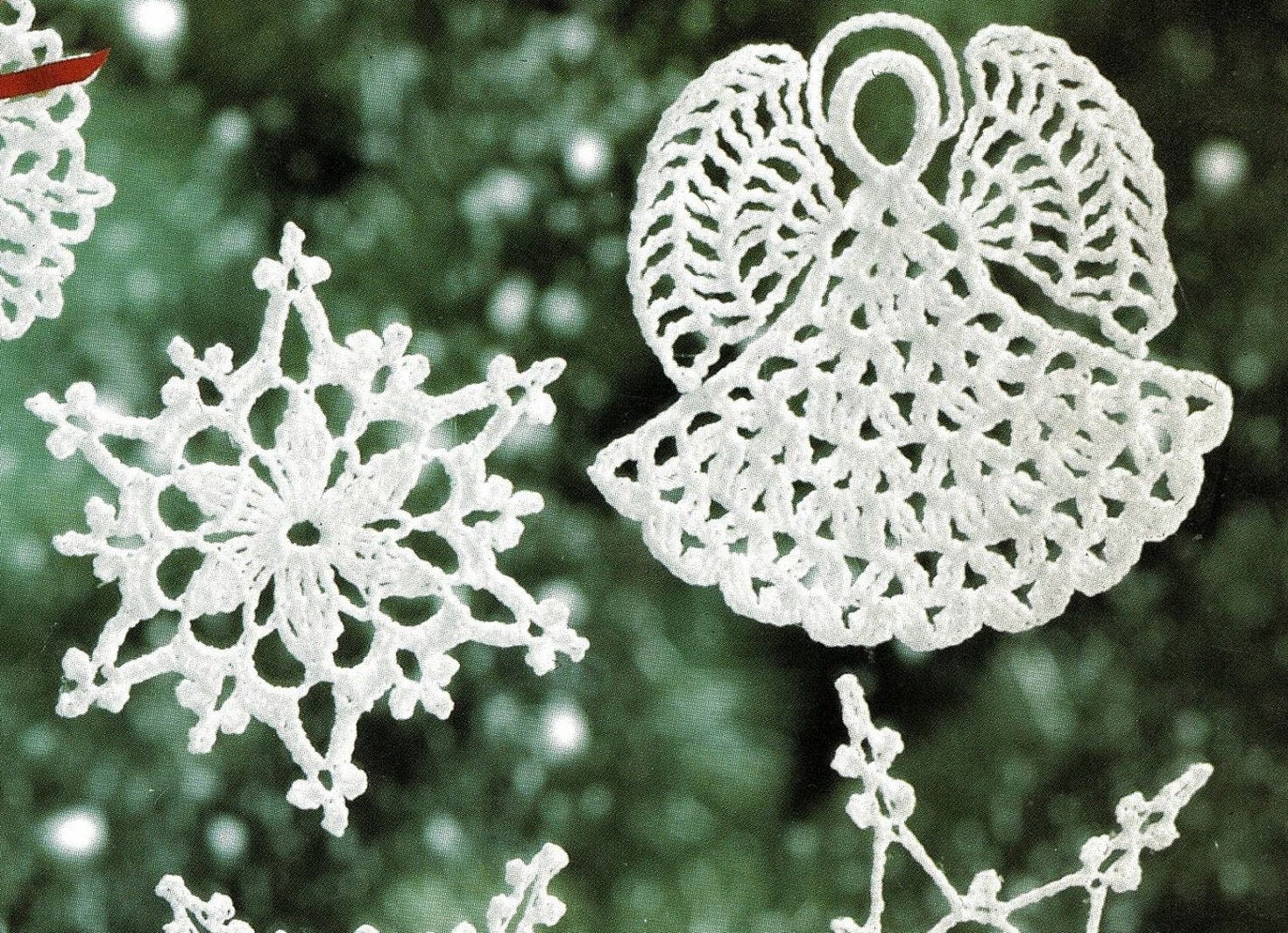 かぎ針編みレースのクリスマスエンジェルと雪の結晶と様々な装飾