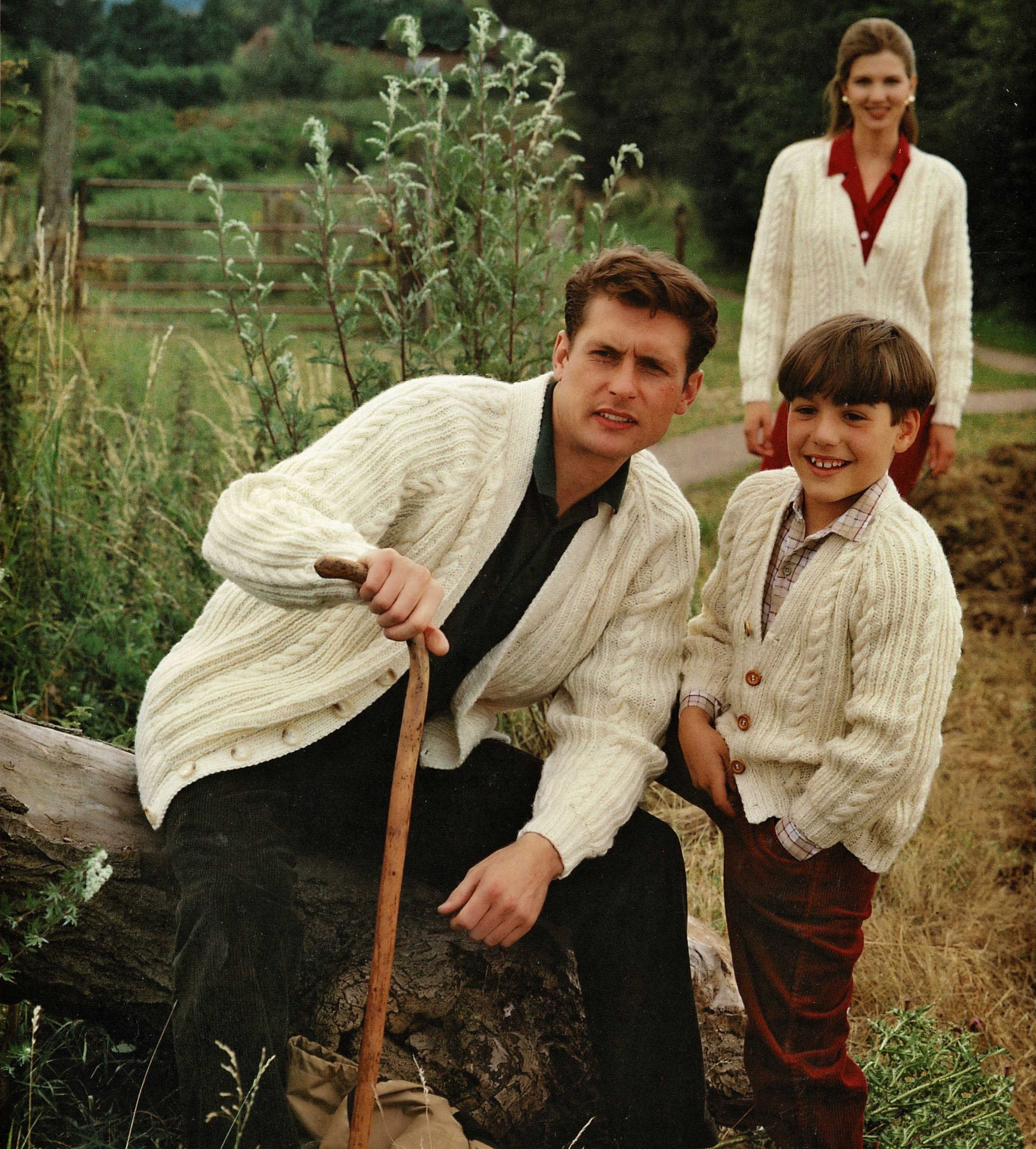 家族全員にぴったりのリブとケーブルのアラン V ネック カーディガン