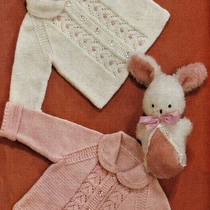 „Easy Knit“-Jacke für Babys mit dekorativen Fronteinsätzen in drei Garnstärken, Vintage-Strickmuster, PDF, digitaler Download – C825