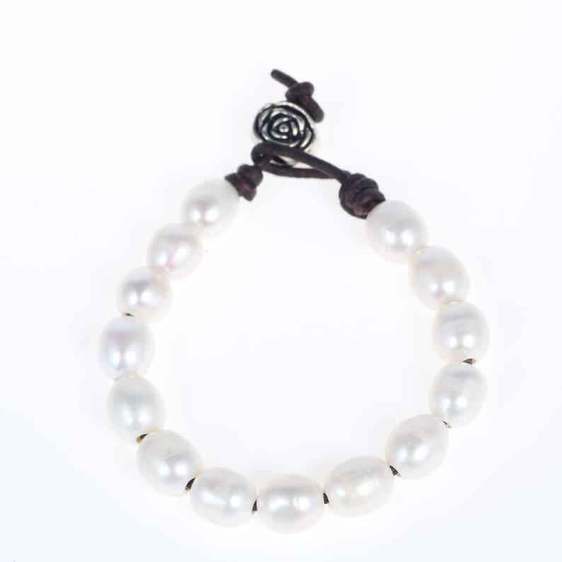Bridesmaid pearl bracelet Leather bracelet Leather pearl bracelet Pearl leather bracelet Pearl bracelet White pearl bracelet