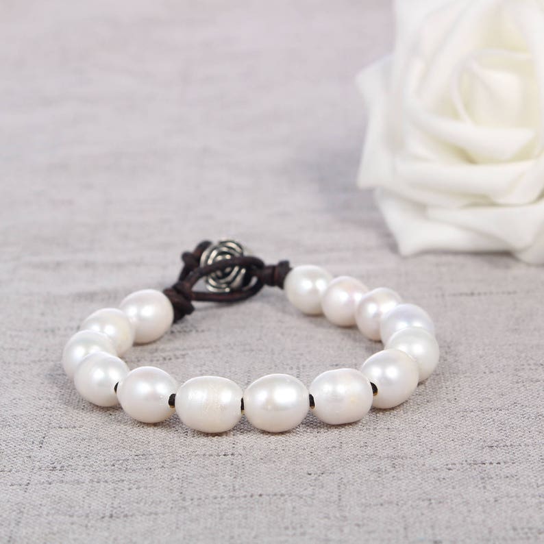Bridesmaid pearl bracelet Leather bracelet Leather pearl bracelet Pearl leather bracelet Pearl bracelet White pearl bracelet