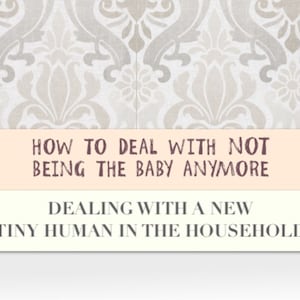 Puede incluir: Imagen con dos pancartas rectangulares con texto sobre un fondo estampado. La pancarta superior dice "HOW TO DEAL WITH NOT BEING THE BABY ANYMORE". La pancarta inferior dice "DEALING WITH A NEW TINY HUMAN IN THE HOUSEHOLD."