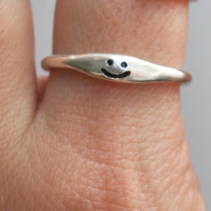 Anillo sonriente sencillo, apilable, de plata de ley o chapado en oro.