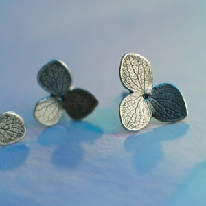 hortensia oorbellen in zilver, handgemaakte oorbellen, oorstekers, bloemen afbeelding 2