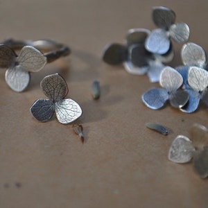 hortensia oorbellen in zilver, handgemaakte oorbellen, oorstekers, bloemen afbeelding 3
