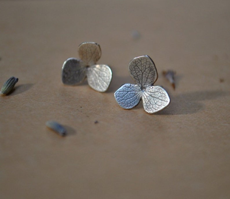 hortensia oorbellen in zilver, handgemaakte oorbellen, oorstekers, bloemen afbeelding 1