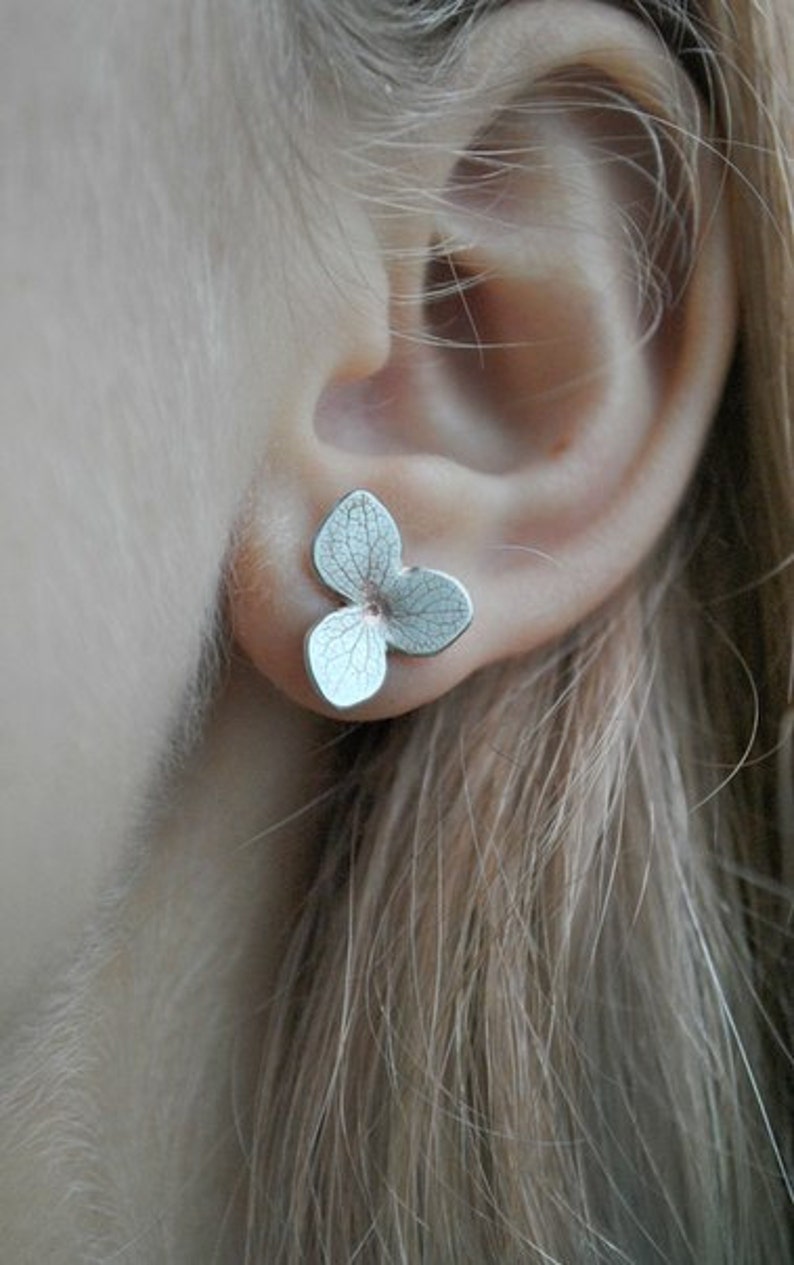 hortensia oorbellen in zilver, handgemaakte oorbellen, oorstekers, bloemen afbeelding 4
