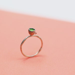 Peut inclure: Une bague en argent avec une petite tasse en &eacute;mail vert sur le dessus.