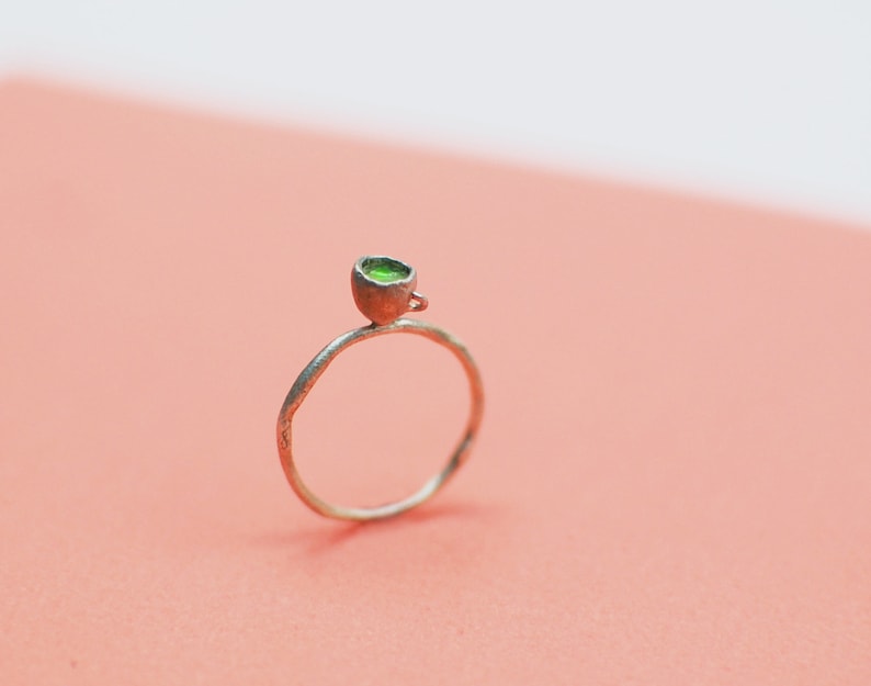 Peut inclure: Une bague en argent avec une petite tasse en &eacute;mail vert sur le dessus.