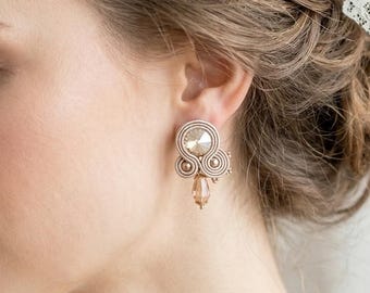 Pendientes de clip de soutache beige – Joyería dorada para bodas, ideales para damas de honor y novias.
