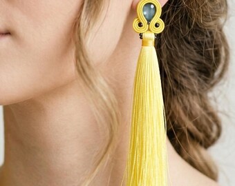 Oorbellen met kwastje in soutache - gele en grijze sieraden