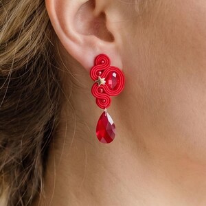 Rode soutache-oorbellen: feestelijke kerstdruppelkristal