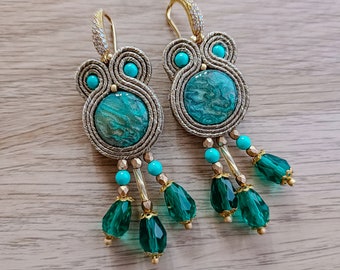 Blauwgroen kroonluchteroorbellen in soutache