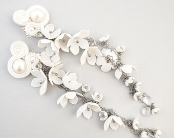Long flower earrings, white flower wedding earrings, boho flower earrings for bride, pearl and flower earrings, boho bridal earrings pearl