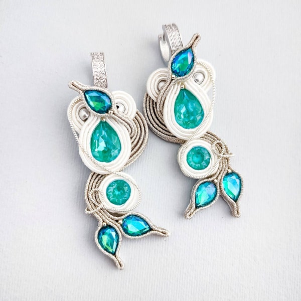 Boucles d’oreilles en soutache blanche, boucles d’oreilles aigue-marine, boucles d’oreilles en cristal pendant, boucles d’oreilles en argent et blanc, boucles d’oreilles brodées, bijoux en soutache