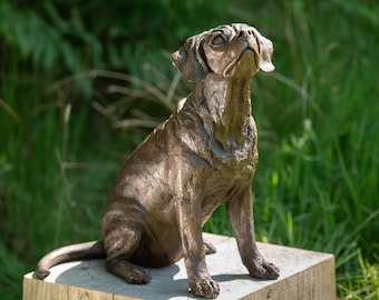 Zittend Puggle-hondstandbeeld | Groot bronzen harssculptuur | Buitentuin levensgrote dierenkunst, door Tanya Russell MRBS