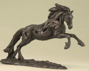 Estatua de caballo al galope / Pequeña escultura de resina de bronce / Regalo de caballo salvaje, por Tanya Russell MRBS