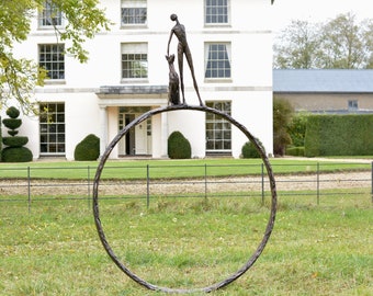 GEMAAKT WANNEER BESTELD Grote Stargazers Ring, Hond en Man op Ring Standbeeld| Bronzen harssculptuur | Buitentuinkunst, door Tanya Russell