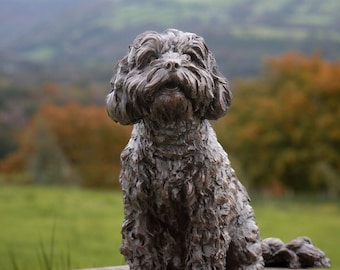 Sitzende Cavapoo Hund Statue | Bronze-Kunstharz-Skulptur | Draußen Garten Lebensgroße Cavalier Pudelkreuz X
