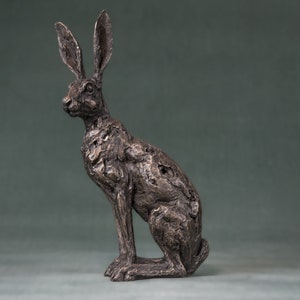 Zittend haas dierenbeeld Kleine bronzen harssculptuur Wildlife Haas Cadeau, door Tanya Russell MRBS afbeelding 1