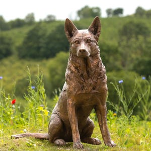 REALIZZATA SU ORDINAZIONE Statua di cane meticcio seduto / Grande scultura in bronzo fuso / Animale da giardino a grandezza naturale, opera d'arte di Tanya Russell