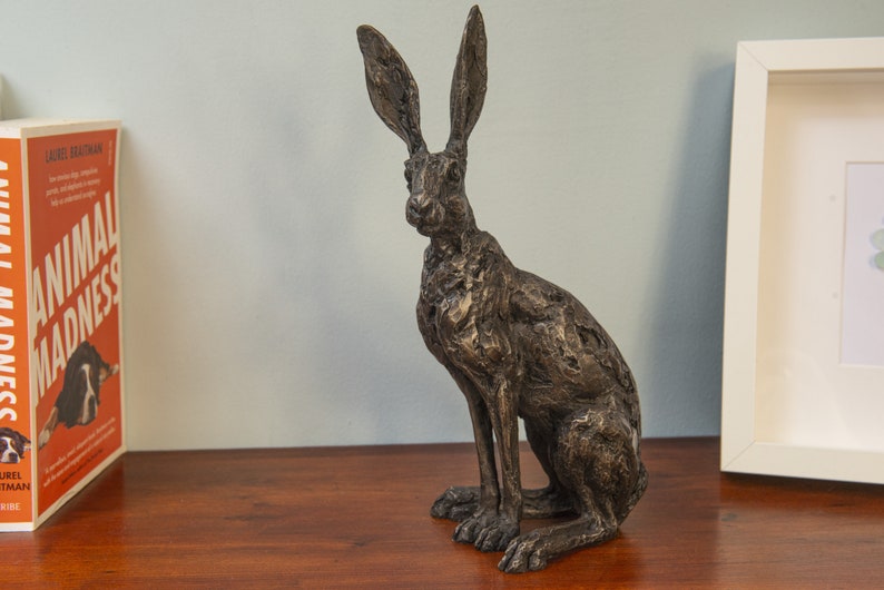 Zittend haas dierenbeeld Kleine bronzen harssculptuur Wildlife Haas Cadeau, door Tanya Russell MRBS afbeelding 9