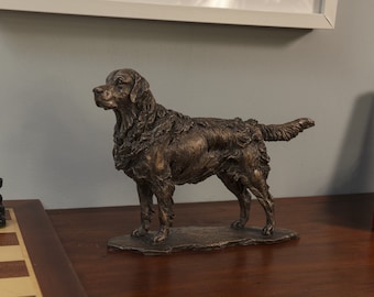 Staande retrieverhond standbeeld | Klein bronzen ornament | Bronzen harssculptuur | Dier, hondenretrievercadeau, door Tanya Russell MRBS