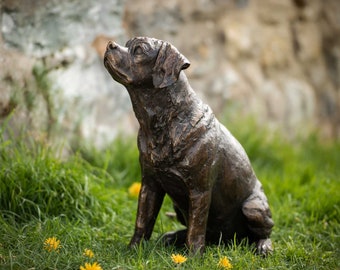 GEMAAKT WANNEER BESTELD Zittend Puggle Dog-standbeeld | Grote gieterij bronzen metalen sculptuur | Outdoor Pug Beagle Cross Garden Art, door Tanya Russell