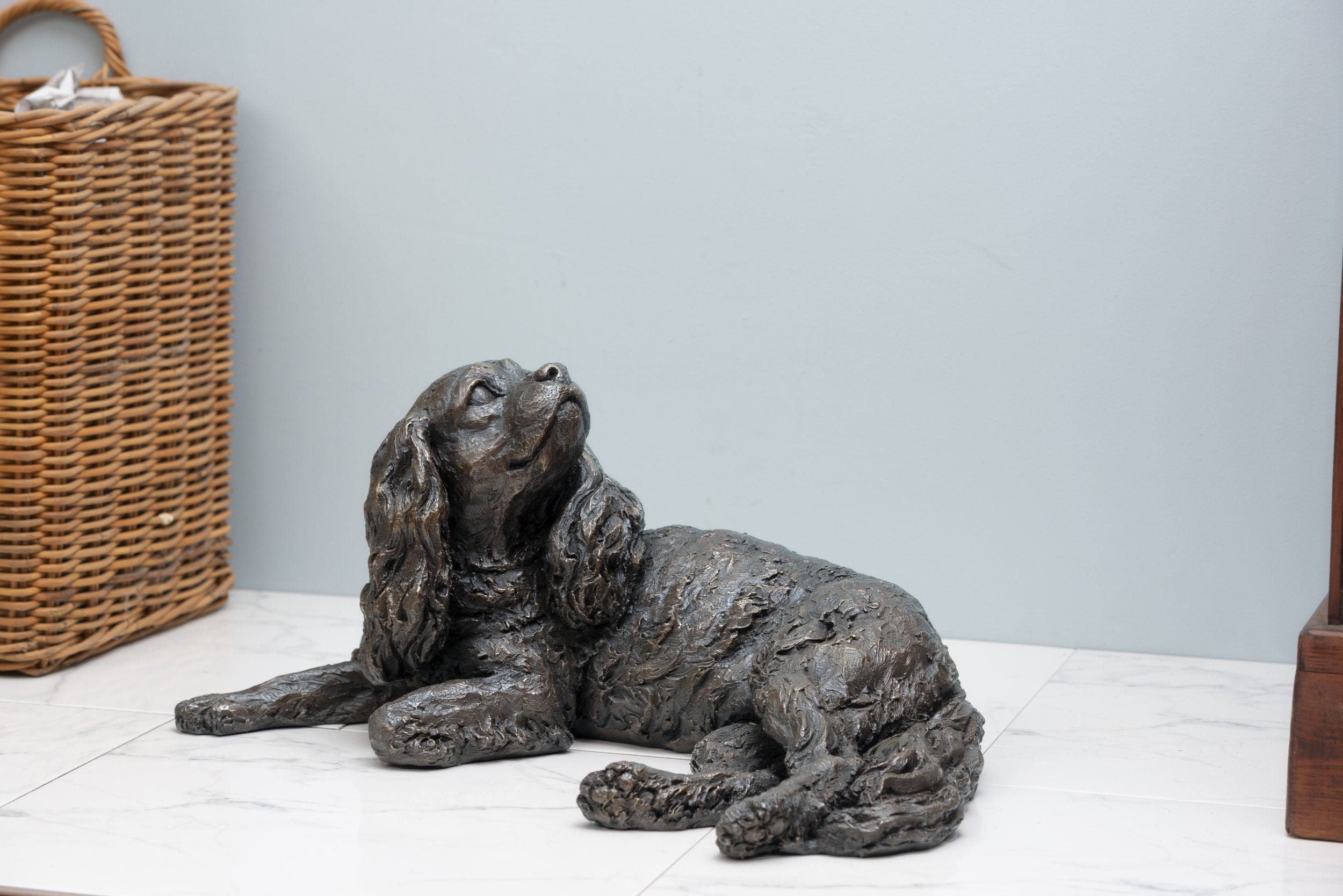 犬の頭部を持つ樹脂製彫刻 【公式通販】