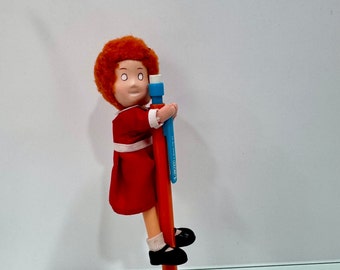 Vtg 1982 Little Orphan Annie Mirror Pencil Cling Pinch Pal Applaus Doll