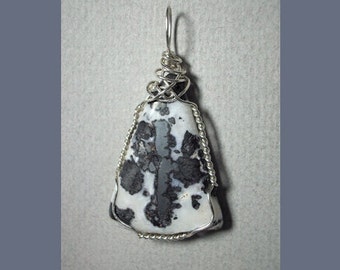 Colgante de cuarzo psilomelano: joyería artesanal envuelta en alambre de plata de ley, collar grande hecho a mano con piedra metálica negra y blanca.