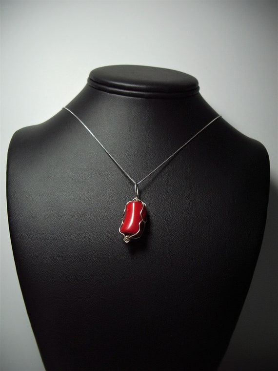 Pendentif En Corail Rouge Naturel - Pierre Précieuse Triangle - Bijou Fait Main Vintage