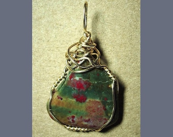 Ciondolo in pietra di sangue: gioiello con pietre preziose avvolte in filo d'oro, collana fatta a mano con pietre di diaspro rosso, verde e giallo