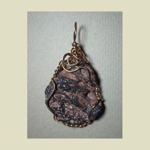 Eterisk oljediffusor, röd scoria lavahänge: bronstrådlindade stensmycken, stort handgjort stenhalsband, rödbruna svarta stenar