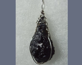 Colgante de tectita: Joyería de vidrio meteorítico envuelta en alambre de plata de ley, collar inusual de gran piedra cósmica negra.