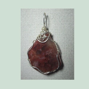 Coprolita, colgante de excremento de dinosaurio agatizado, joyería de coprolita envuelta en alambre de plata esterlina, collar de excremento petrificado, colgante marrón, rojo y beige