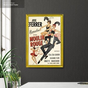 Op de afbeelding: Een ingelijste vintage filmposter voor "Moulin Rouge" in een gouden lijst. De poster toont illustraties van dansers en acteurs, met de titel van de film en de namen van de cast. De poster staat tegen een donkergrijze muur.