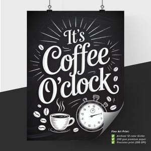 Może przedstawiać: Czarno-biały plakat z napisem "It's Coffee O'clock" w stylizowanej czcionce. Projekt zawiera ziarna kawy, filiżankę kawy i stoper. Plakat jest przymocowany dwoma czarnymi klipsami.