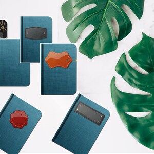 Puede incluir: Cinco cuadernos diferentes con varias cubiertas. Las cubiertas incluyen un patr&oacute;n geom&eacute;trico negro y dorado, una cubierta azul con una etiqueta de cuero negro, una cubierta azul con una etiqueta de cuero marr&oacute;n, una cubierta azul con un sello de cera roja y una cubierta azul con una etiqueta rectangular negra.