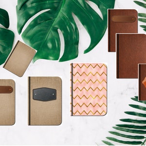Puede incluir: Surtido de seis cubiertas de cuaderno diferentes. Las cubiertas est&aacute;n hechas de varios materiales, incluyendo cuero marr&oacute;n, lino beige y rosa con un patr&oacute;n de chevron dorado. Algunas cubiertas presentan un parche de cuero con un espacio en blanco para la personalizaci&oacute;n.