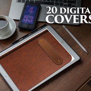 Puede incluir: Una cubierta de agenda digital de cuero marrón con una solapa cosida y detalles dorados. La cubierta se muestra en una tableta con un lápiz blanco cerca. El texto "20 DIGITAL COVERS" es visible sobre la tableta.