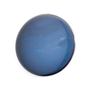 K&ouml;nnte beinhalten: Ein runder, blauer Glasknopf mit einer glatten, gl&auml;nzenden Oberfl&auml;che.