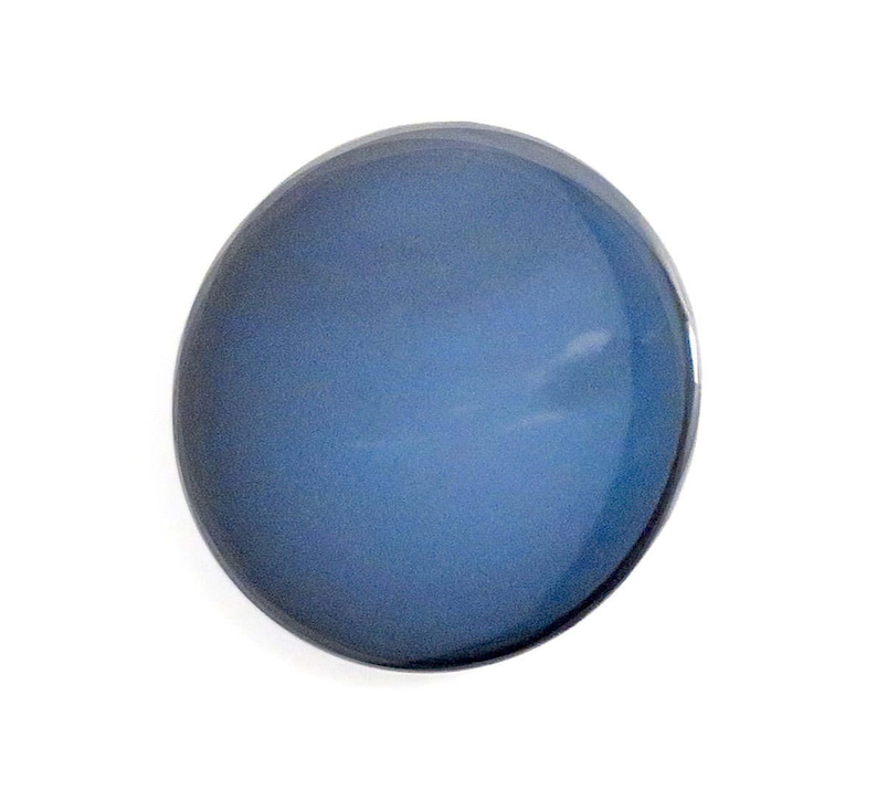 K&ouml;nnte beinhalten: Ein runder, blauer Glasknopf mit einer glatten, gl&auml;nzenden Oberfl&auml;che.
