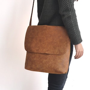 Kunstleder Braune Messenger Bag - Vegane Messenger Bag - Wasserabweisend - Veganes Leder - Reißverschluss - Distressed Leder - Boho Tasche