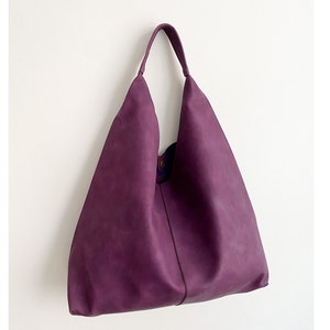 Vegan Leder Hobo Bag in Purple - Slouchy Bag - Hobo Schultertasche - Distressed Kunstleder - Hobo Bag für Frauen - minimale Handtasche
